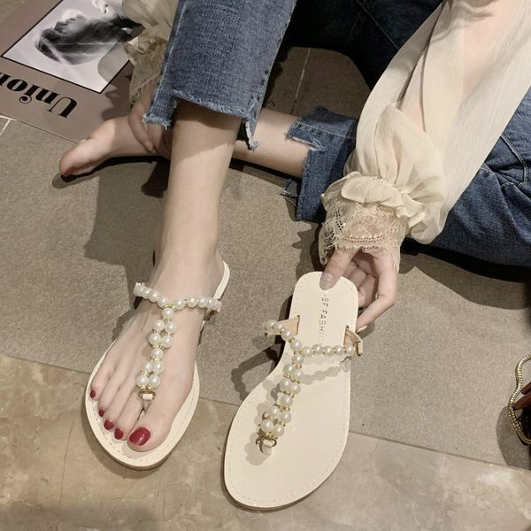 Sieviešu čības caur pirkstu ar dekoratīvām pērlēm