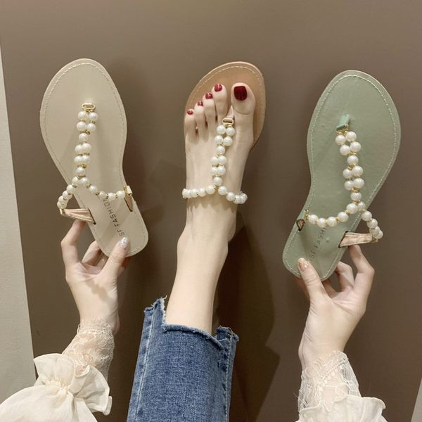 Sieviešu čības caur pirkstu ar dekoratīvām pērlēm