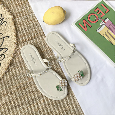 Μοντέρνα γυναικείες παντόφλες με δικοσμητικές πέρλες