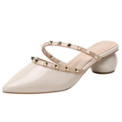 Papuci de damă ascuțiți din piele artificială cu carouri metalice