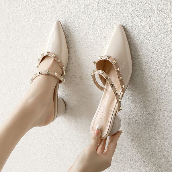 Papuci de damă ascuțiți din piele artificială cu carouri metalice