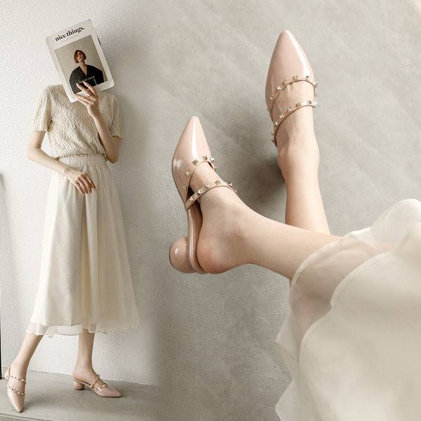 Papuci de damă ascuțiți din piele artificială cu carouri metalice