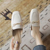 Ikdienas sieviešu ādas čības ar metāla elementu