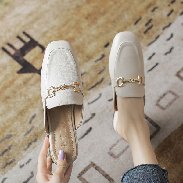 Ikdienas sieviešu ādas čības ar metāla elementu