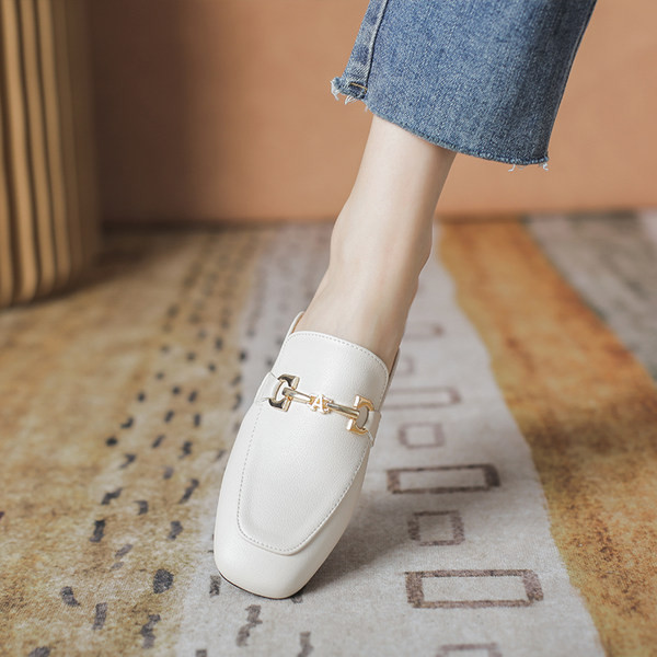 Ikdienas sieviešu ādas čības ar metāla elementu