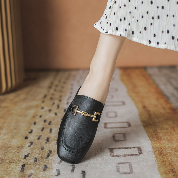 Ikdienas sieviešu ādas čības ar metāla elementu