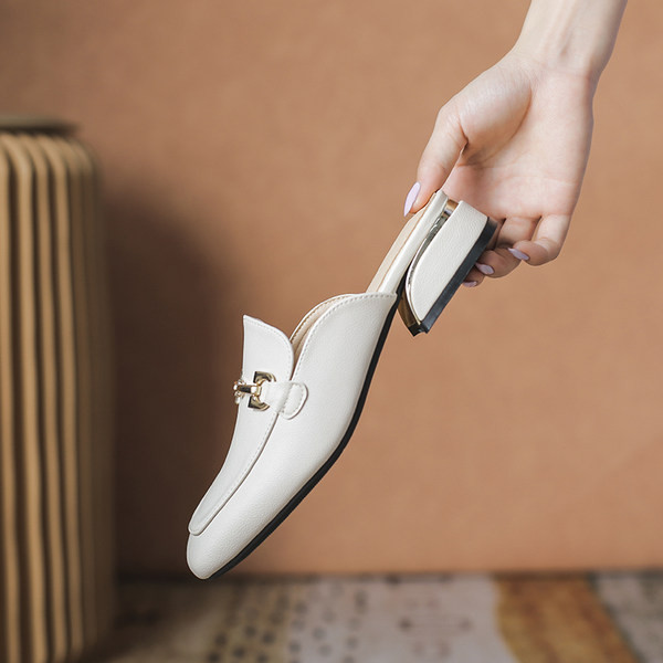 Ikdienas sieviešu ādas čības ar metāla elementu