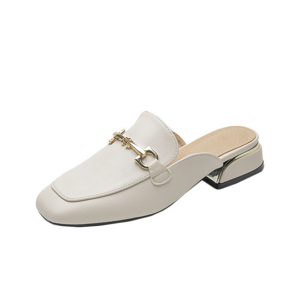 Ikdienas sieviešu ādas čības ar metāla elementu