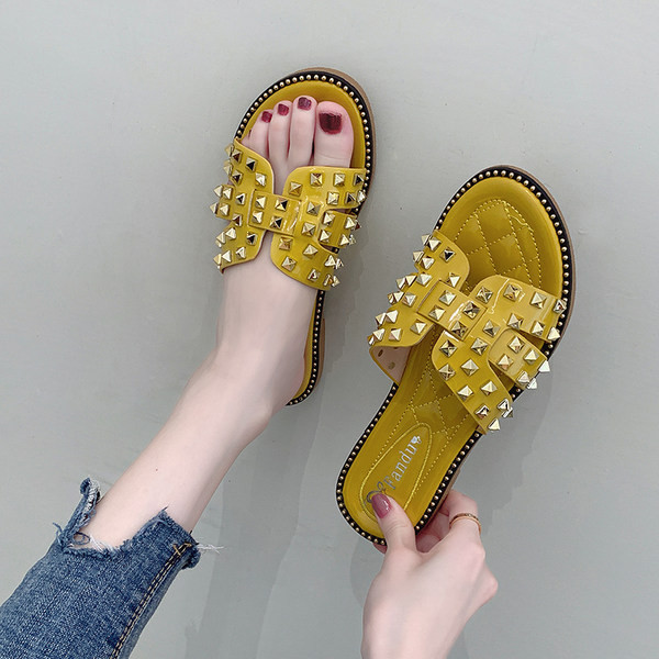 Papuci moderni de dama cu talpa plate si carouri metalice