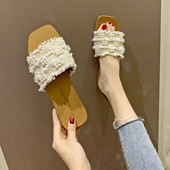 Κομψές γυναικείες παντόφλες με επίπεδες σόλες και διακοσμητικά μαργαριτάρια