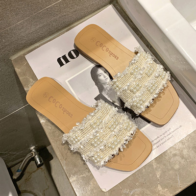 Κομψές γυναικείες παντόφλες με επίπεδες σόλες και διακοσμητικά μαργαριτάρια