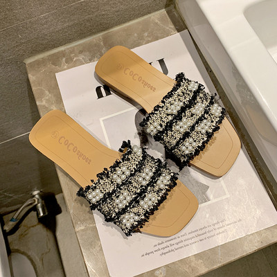 Κομψές γυναικείες παντόφλες με επίπεδες σόλες και διακοσμητικά μαργαριτάρια