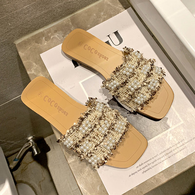 Κομψές γυναικείες παντόφλες με επίπεδες σόλες και διακοσμητικά μαργαριτάρια