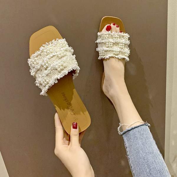 Κομψές γυναικείες παντόφλες με επίπεδες σόλες και διακοσμητικά μαργαριτάρια