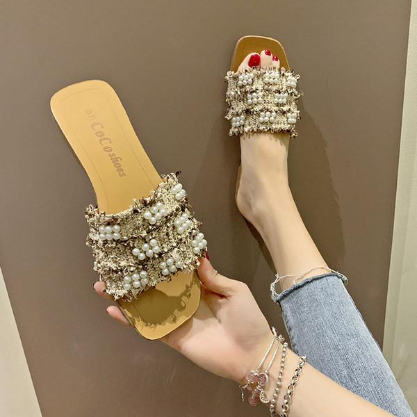 Κομψές γυναικείες παντόφλες με επίπεδες σόλες και διακοσμητικά μαργαριτάρια