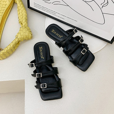 Sieviešu mākslīgās ādas čības ar sprādzi un plakanu zoli