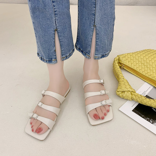 Sieviešu mākslīgās ādas čības ar sprādzi un plakanu zoli