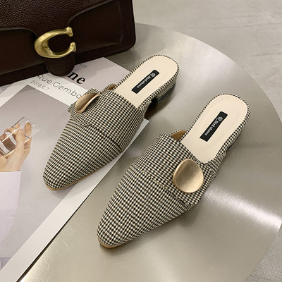 Μοντέρνες γυναικείες παντόφλες με τακούνι σε δύο χρώματα