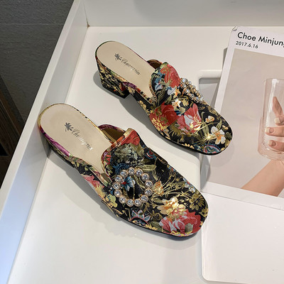 Μοντέρνες γυναικείες παντόφλες με λουλουδάτο μοτίβο και αγκράφα