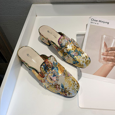 Μοντέρνες γυναικείες παντόφλες με λουλουδάτο μοτίβο και αγκράφα