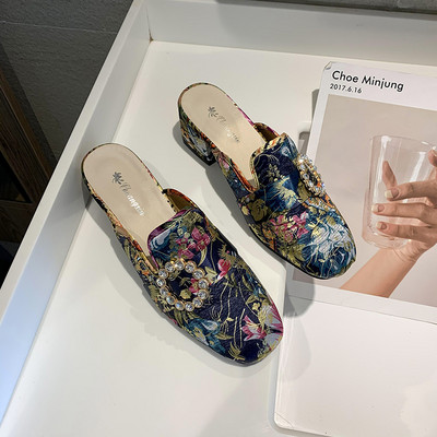 Μοντέρνες γυναικείες παντόφλες με λουλουδάτο μοτίβο και αγκράφα