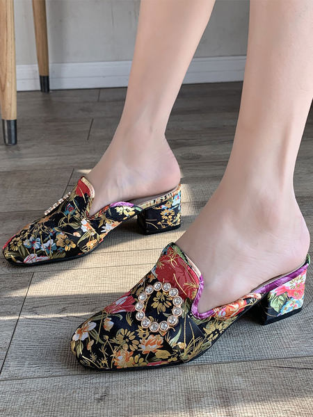 Μοντέρνες γυναικείες παντόφλες με λουλουδάτο μοτίβο και αγκράφα
