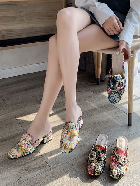 Μοντέρνες γυναικείες παντόφλες με λουλουδάτο μοτίβο και αγκράφα