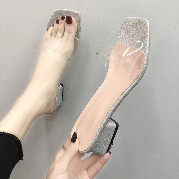 Κομψές γυναικείες παντόφλες με χοντρό τακούνι