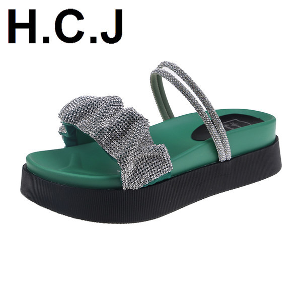 Γυναικείες μοντέρνες παντόφλες με λαμπερό αποτέλεσμα σε πράσινο και μαύρο χρώμα