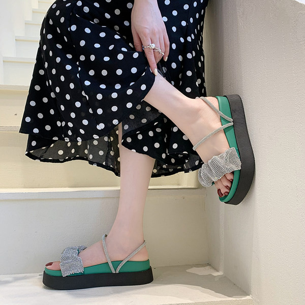 Γυναικείες μοντέρνες παντόφλες με λαμπερό αποτέλεσμα σε πράσινο και μαύρο χρώμα