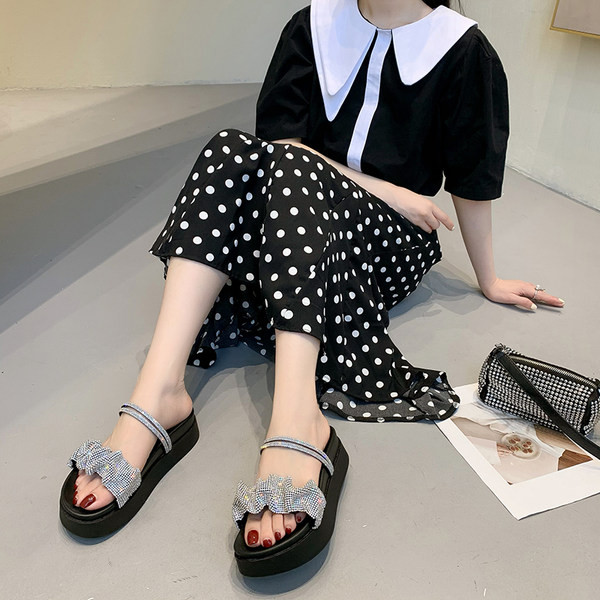 Γυναικείες μοντέρνες παντόφλες με λαμπερό αποτέλεσμα σε πράσινο και μαύρο χρώμα