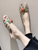 Γυναικείες παντόφλες τοπ με επίπεδη σόλα και τρισδιάστατο στοιχείο