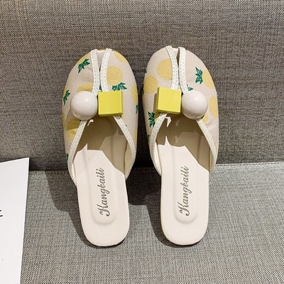 Γυναικείες παντόφλες τοπ με επίπεδη σόλα και τρισδιάστατο στοιχείο