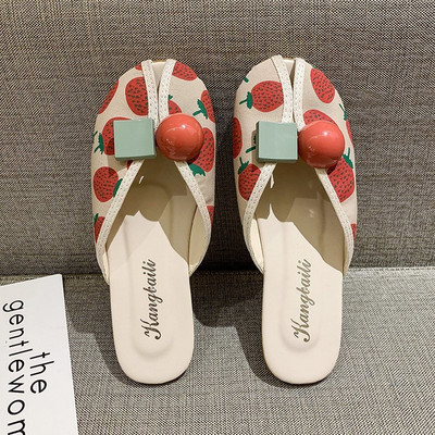 Γυναικείες παντόφλες τοπ με επίπεδη σόλα και τρισδιάστατο στοιχείο