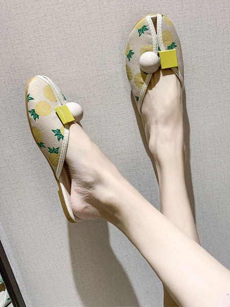 Γυναικείες παντόφλες τοπ με επίπεδη σόλα και τρισδιάστατο στοιχείο