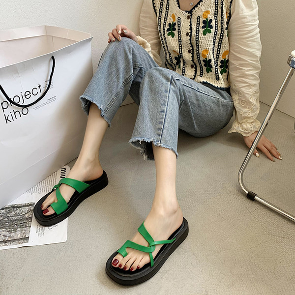 Sieviešu ikdienas sandales ar plakanām zolēm trīs krāsās