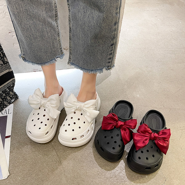 Sieviešu gumijas čības ar lenti baltā un melnā krāsā