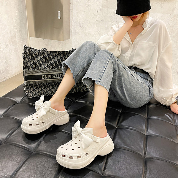 Sieviešu gumijas čības ar lenti baltā un melnā krāsā