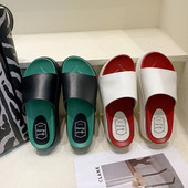 Casual γυναικείες παντόφλες σε πλατφόρμα σε άσπρο και μαύρο χρώμα