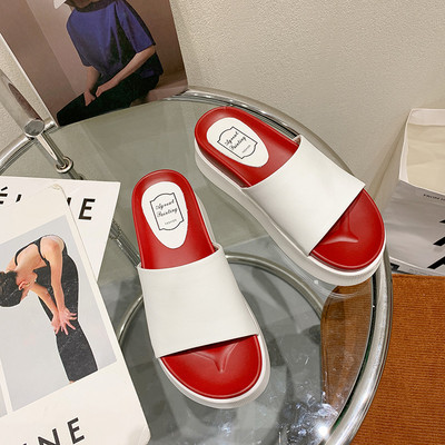 Casual γυναικείες παντόφλες σε πλατφόρμα σε άσπρο και μαύρο χρώμα