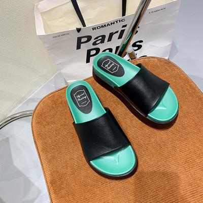 Casual γυναικείες παντόφλες σε πλατφόρμα σε άσπρο και μαύρο χρώμα