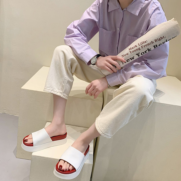 Casual γυναικείες παντόφλες σε πλατφόρμα σε άσπρο και μαύρο χρώμα