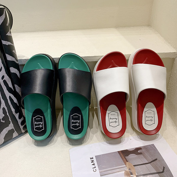 Casual γυναικείες παντόφλες σε πλατφόρμα σε άσπρο και μαύρο χρώμα