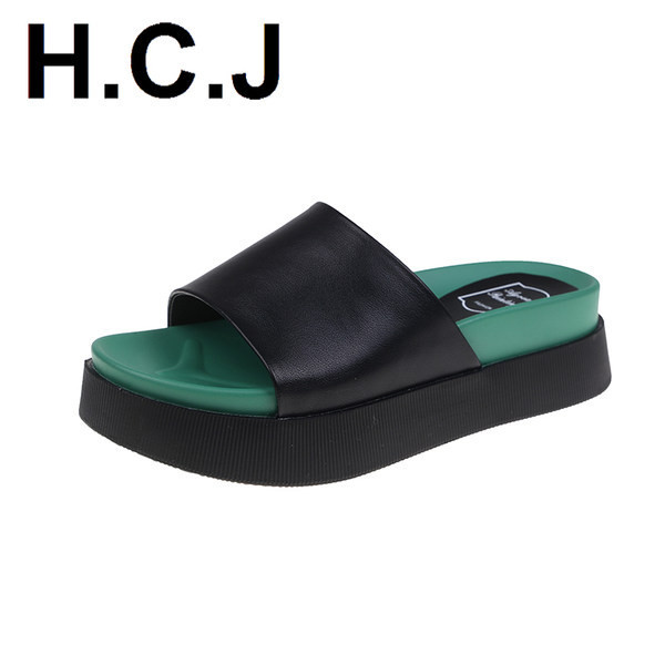 Casual γυναικείες παντόφλες σε πλατφόρμα σε άσπρο και μαύρο χρώμα