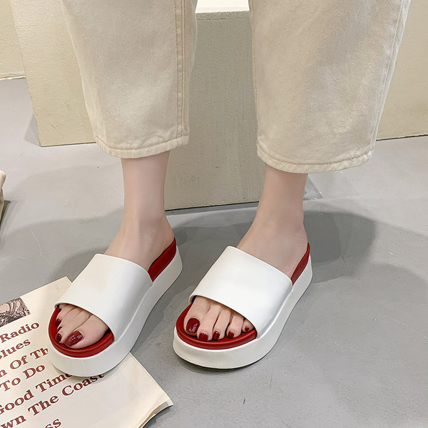 Casual γυναικείες παντόφλες σε πλατφόρμα σε άσπρο και μαύρο χρώμα