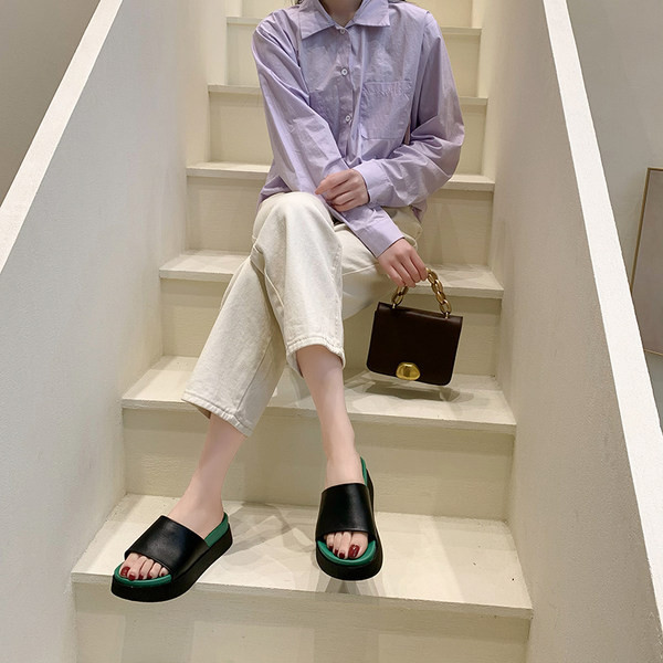 Casual γυναικείες παντόφλες σε πλατφόρμα σε άσπρο και μαύρο χρώμα