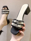 Μοντέρνες γυναικείες παντόφλες με τακούνι και διακοσμητικά μαργαριτάρια