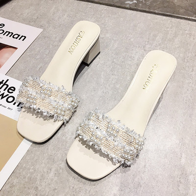 Μοντέρνες γυναικείες παντόφλες με τακούνι και διακοσμητικά μαργαριτάρια