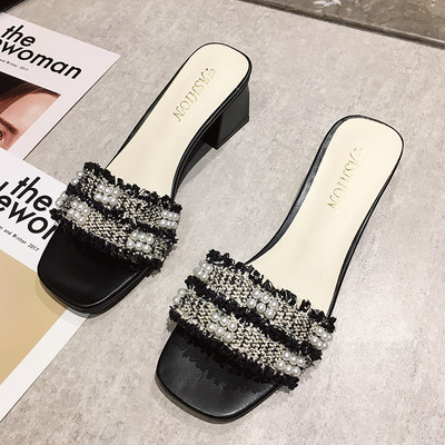 Μοντέρνες γυναικείες παντόφλες με τακούνι και διακοσμητικά μαργαριτάρια