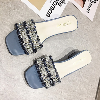 Μοντέρνες γυναικείες παντόφλες με τακούνι και διακοσμητικά μαργαριτάρια